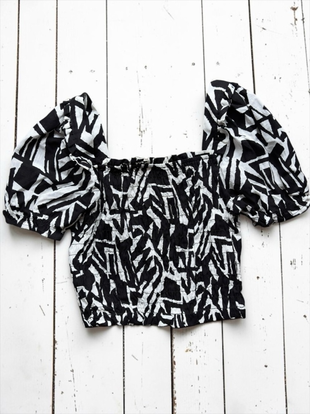 Monteau Black & White Puff Sleeve Smocked Crop Top Size Small - Picture 3 of 11